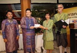 Dirk Weeber-Arayatumsopon nimmt den Europäischen Toleranzpreis 2009 entgegen [© DWA, Thailandfreunde) © DWA, Thailandfreunde