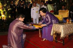 Dirk Weeber-Arayatumsopon überreicht Geschenk an Prinzessin Soamsavali © DWA, Thailandfreunde